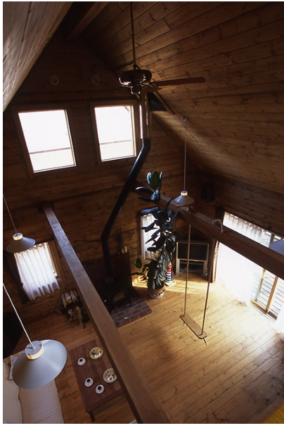 屋根まで吹き抜けの解放感あるリビング